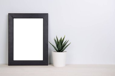 Evdeki masanın üstündeki çömlek çerçevesi ve bitkiler, masadaki, içerideki sunum için poster, galeri fotoğrafı ve resim için tasarım, sınır şablonu ve reklam için süsleme.