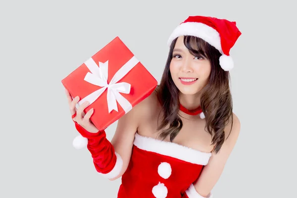 美しいです肖像若いですアジアの女性幸せ保持赤ギフトボックスで励起でクリスマス休暇白い背景に隔離されました アジアの女の子驚きとお祝いのクリスマスと新年に祝う — ストック写真