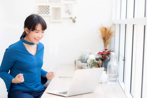 Mooi Portret Aziatische Jonge Freelance Vrouw Werken Online Laptop Met — Stockfoto