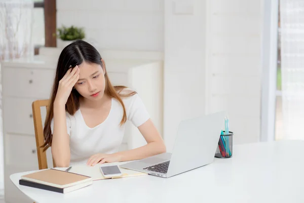 Joven Mujer Asiática Dolor Cabeza Durante Trabajo Ordenador Portátil Con — Foto de Stock