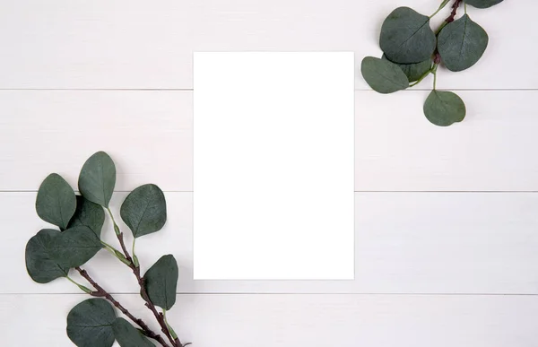 Boş kağıt sayfa kopyalama alanı ahşap masa, poster ve davetiye, kartpostal dekorasyonu tasarım veya markalaşma, sadelik ve asgari, hiç kimse, düz uzanma, üst görünüm.
