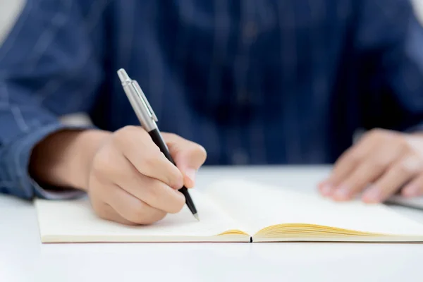 Primo Piano Mano Dell Uomo Scrivere Notebook Con Penna Sulla — Foto Stock