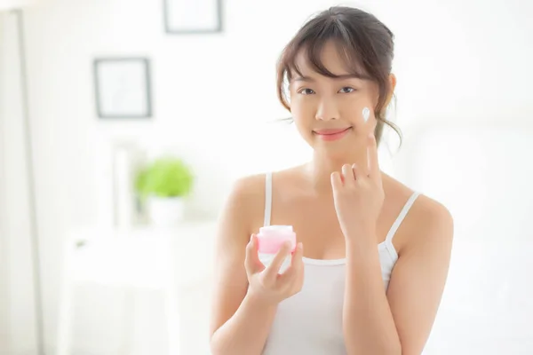 Bela Jovem Asiática Mulher Feliz Aplicando Creme Loção Com Hidratante — Fotografia de Stock