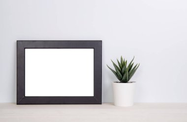 Evdeki masanın üstündeki çömlek çerçevesi ve bitkiler, masadaki, içerideki sunum için poster, galeri fotoğrafı ve resim için tasarım, sınır şablonu ve reklam için süsleme.