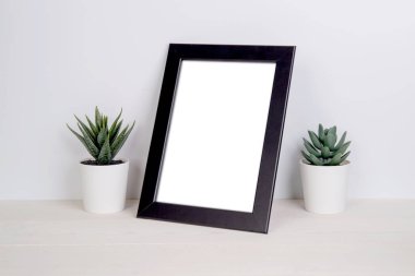 Evdeki masanın üstündeki çömlek çerçevesi ve bitkiler, masadaki, içerideki sunum için poster, galeri fotoğrafı ve resim için tasarım, sınır şablonu ve reklam için süsleme.