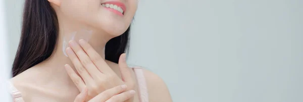 Nahaufnahme Schöne Junge Asiatische Frau Creme Auf Hals Und Botschaft — Stockfoto