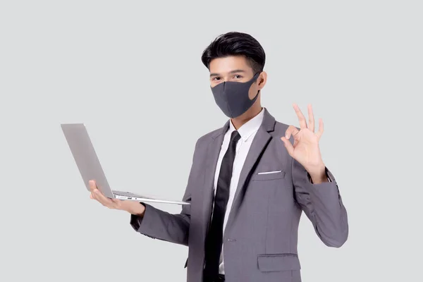 Jonge Aziatische Zakenman Gezichtsmasker Met Behulp Van Laptop Computer Succes — Stockfoto
