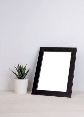 Evdeki masanın üstündeki çömlek çerçevesi ve bitkiler, masadaki, içerideki sunum için poster, galeri fotoğrafı ve resim için tasarım, sınır şablonu ve reklam için süsleme.