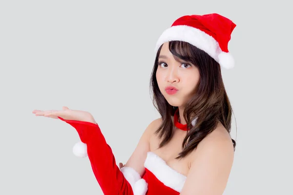 美しい肖像若いアジアの女性サンタ衣装紹介空のプラムで幸せな休日Xmas 美容モデルアジアの女の子陽気で驚きお祝いでクリスマスに隔離された白い背景 — ストック写真