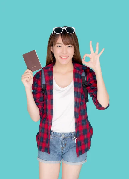 美丽的肖像画年轻的亚洲女人头戴太阳镜 背着背包 笑容满面好好玩暑假离别蓝色背景 亚洲女孩时尚之旅 持护照 — 图库照片