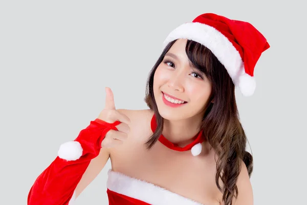美しいポートレート若いアジアの女性サンタ衣装笑顔ジェスチャー親指アップサインで幸せな休日Xmas 美しさアジアの女の子陽気にお祝いでクリスマスに隔離された白い背景 — ストック写真
