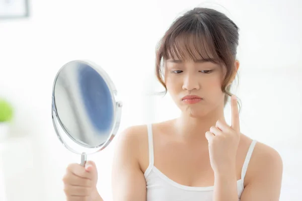 Bella Giovane Donna Asiatica Guardando Specchio Con Problemi Acne Camera — Foto Stock