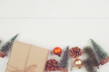 Tahta arka planda hediye kutusu süslemesi olan Noel kompozisyonu, yeni yıl ve xmas ya da sezon içinde ahşap masada hediyeli yıldönümü, üst görünüm ya da düz alan, kopyalama alanı.