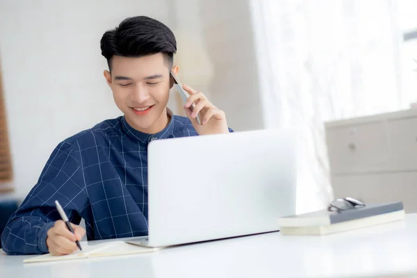 Giovane Asiatico Parlando Telefono Lavoro Casa Con Computer Portatile Freelance — Foto Stock