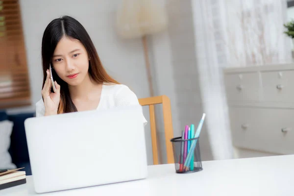 Joven Mujer Asiática Hablando Teléfono Trabajo Desde Casa Con Ordenador —  Fotos de Stock