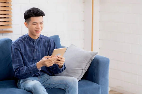 Giovane Attraente Uomo Asiatico Riposo Utilizzando Navigazione Tablet Computer Sul — Foto Stock
