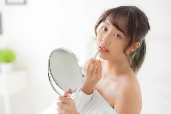 Hermoso Retrato Joven Mujer Asiática Mirando Espejo Aplicando Lápiz Labial —  Fotos de Stock
