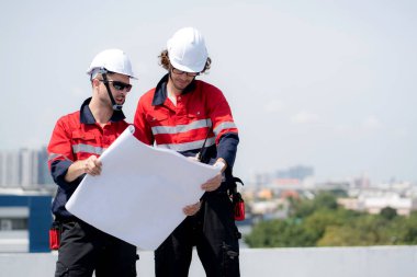 Güneş enerjisi sistemini kontrol eden iki mühendis, kurulum güneş paneli, yenilenebilir enerji ve sürdürülebilir teknoloji, temiz elektrik, sanayi ve güneş hücresi planlama projesini birlikte inceliyor..