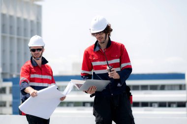 Güneş enerjisi sistemini kontrol eden iki mühendis, kurulum güneş paneli, yenilenebilir enerji ve sürdürülebilir teknoloji, temiz elektrik, sanayi ve güneş hücresi planlama projesini birlikte inceliyor..