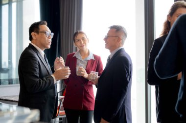 Grup Asyalı iş adamları tatilden sonra ofiste konferansta, işbirliği takım çalışması ve pazarlama, meslektaş ekibi ve başarı, iş stratejisi ve planlama semineri için ağ oluşturma konularını tartıştılar.