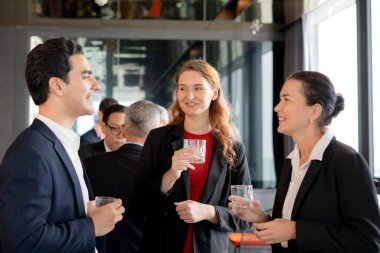 Grup iş adamları modern ofiste başarı, işbirliği ve modern ofiste takım çalışması, iletişim ve pazarlama ile iletişim için bir araya gelip kutlama yapıyorlar..