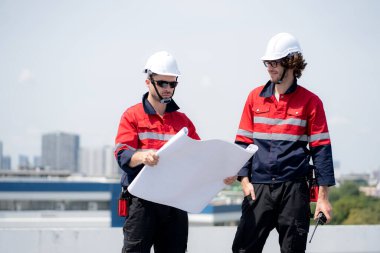 Güneş enerjisi sistemini kontrol eden iki mühendis, kurulum güneş paneli, yenilenebilir enerji ve sürdürülebilir teknoloji, temiz elektrik, sanayi ve güneş hücresi planlama projesini birlikte inceliyor..