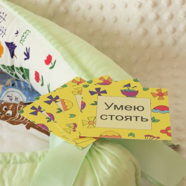 Yeni doğanlar için tekstil beyaz arka plandaki fotoğraf stüdyosunda, bebek yatağında yastığın yan tarafında, battaniyeler yürüyüş için zarflara, rahat ve güvenli bir uyku için bir kozaya dönüştürülür. 