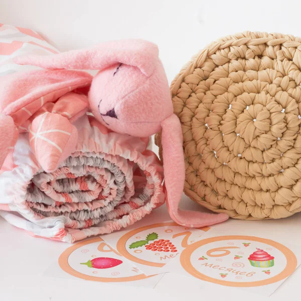 Tekstiilit Vauvantarvikkeita Varten Lelut Puput Nukkumaan Lakanat Kuminauhalla Kortit Korit — kuvapankkivalokuva
