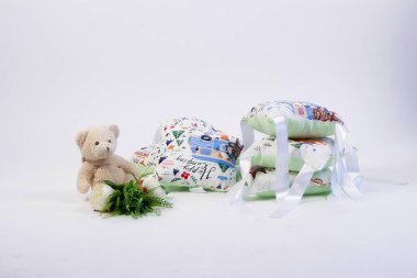 Yeni doğanlar için tekstil beyaz arka plandaki fotoğraf stüdyosunda, bebek yatağında yastığın yan tarafında, battaniyeler yürüyüş için zarflara, rahat ve güvenli bir uyku için bir kozaya dönüştürülür. 