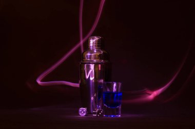 Alkol ile gece natürmort