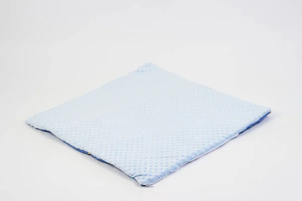 写真の新生児のための織物白い背景のスタジオ ベビーベッドの枕の側 毛布は散歩のための封筒 快適で安全な睡眠のための繭に変換されます — ストック写真