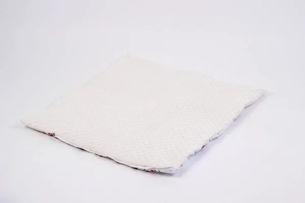 写真の新生児のための織物白い背景のスタジオ ベビーベッドの枕の側 毛布は散歩のための封筒 快適で安全な睡眠のための繭に変換されます — ストック写真