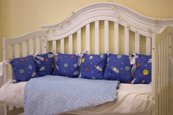 Textilie Pro Novorozenců Fotostudiu Interiéru Dětského Pokoje Boční Polštář Postýlce — Stock fotografie