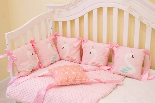 유아용 내부의 스튜디오의 신생아 유아용 담요는 걷기위한 편안하고 안전한 수면을위한 — 스톡 사진
