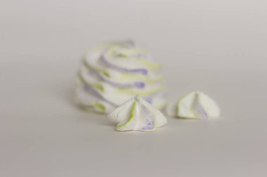 Beyaz arka planda doğal ev yapımı şekerlemeler.