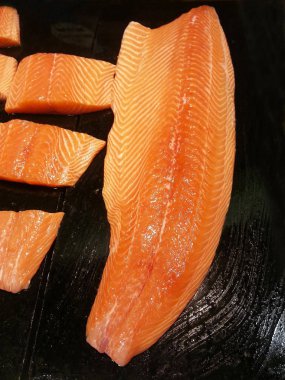 siyah arka plan üstten görünüm önünde büyük somon fileto