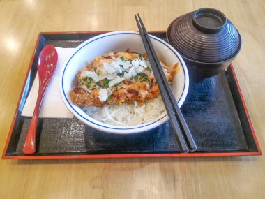 Kızarmış domuz pirzola pirinç kase (Katsudon) Japon gıda tarzı