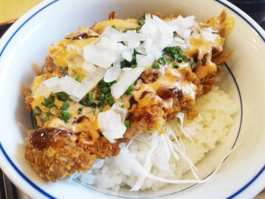 Kızarmış domuz pirzola pirinç kase (Katsudon) Japon gıda tarzı