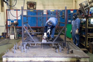 Üretim tesisinde iki işçi