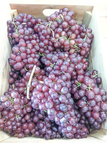 Uvas vermelhas são um monte — Fotografia de Stock