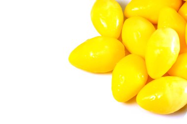 Ginkgo tohumları beyaz arka planda haşlanmış