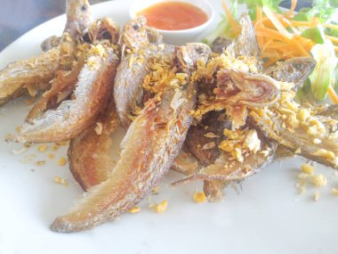 Kızarmış sarımsak yumuşak balık  