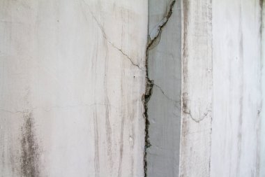 Duvarlar çimento kutup kırık