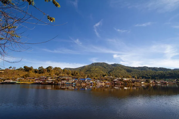 Rak Thai Village Norte de Tailandia Increíble pueblo con vista al lago — Foto de Stock