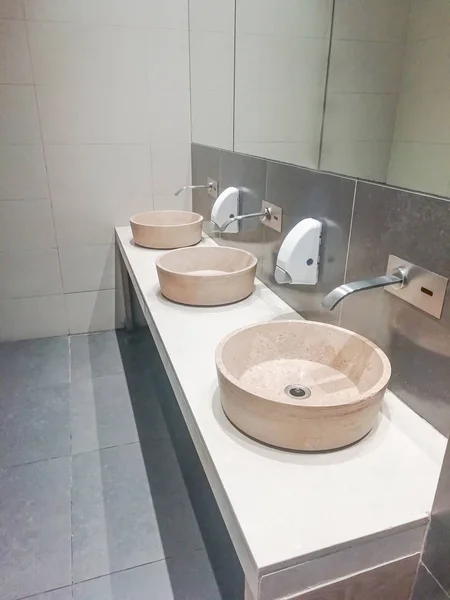 Kahverengi lavabo Dikey görüntü