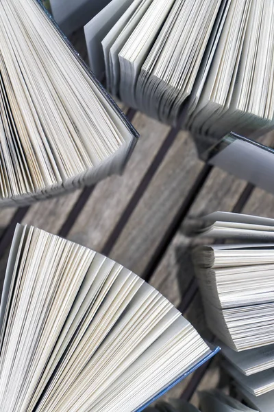 Bir daire içinde renkli hardback kitapların üst görünümü. Açık kitap, fanlı sayfalar. Okul kopyalama alanına geri dön.