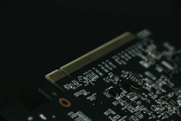 Karanlıkta yakın mesafeden mikroçip