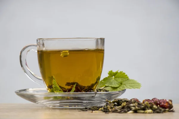 Gri ahşap zemin üzerine yeşil çay bardağı