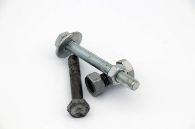 Eski Cıvatalar ve beyaz arka plan üzerinde somunlar