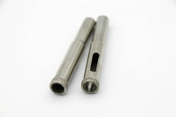 Porselen karo üzerinde elmas taç en dayanıklı malzeme ile başa çıkmak için yardımcı olacaktır. Kuru sondaj setleri granit-35, 10 ve 68 mm için en popüler kroniçerir